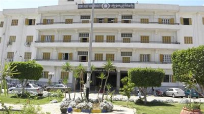حطم الطلاب المقاعد .. فألغي رئيس جامعة بني سويف الامتحان