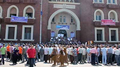 موظفو الاسكندرية دخلوا مبني ادارة الجامعة بعد مناوشات مع الامن 