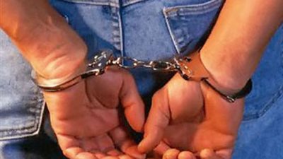 طالب يحمل مسدس صوت اثناء امتحان التاريخ بحجة الدفاع عن النفس