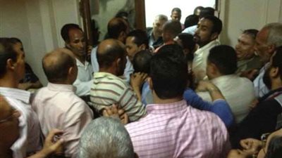 العاملون بجامعة سوهاج يحتجزون رئيس الجامعة ..ويقرروا الاعتصام  حتي صرف الحافز 