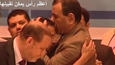 غنيم يقبل رأس معلم بعد اعتداء نقيب المعلمين بالجيزة عليه 