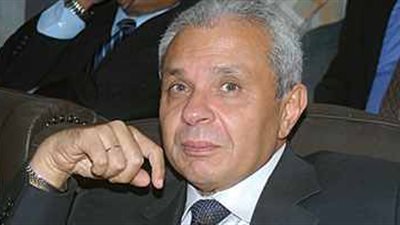 محررو التعليم العالي  يهدون درع النقابة لرئيس جامعة القاهرة لبلوغة سن التقاعد 