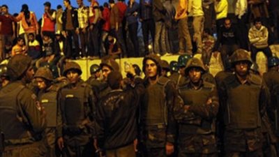 الحرس الجمهوري يوزع المياه علي المتظاهرين 