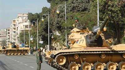 الجيش :عناصرالتأمين المتواجدة بشوارع مصر ثابتة..وندعو المواطنين للحذر من افراد يرتدون زي عسكريا وهمياً