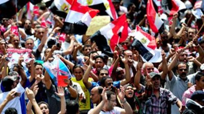 المصريون خرجوا منذ الصباح حاملين الأعلام 