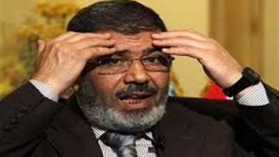 مرسي يغرد .. متمسك بـ«الشرعية الدستورية» وادعو القوات المسلحة لسحب «إنذارها»
