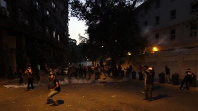 بالفيديو ..الاخوان يردون علي كرات نار اهالي بين السريات بالخرطوش في محيط جامعة القاهرة