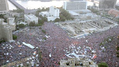تزايد اعداد المتظاهرين في ميادين مصر انتظاراً لبيان القوات المسلحة