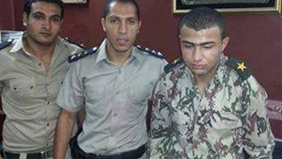 بالصور القبض علي شاب من مؤيدي مرسي يرتدي زيا عسكريا 