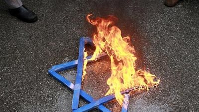 بالفيديو : طلاب مصر شاركوا المتظاهرين في حرق علم اسرائيل امام الدفاع 