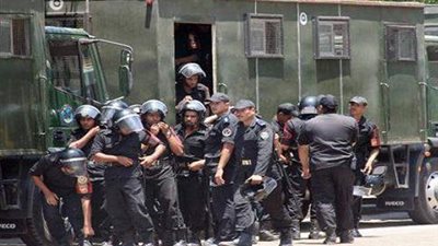 الأمن المركزي يوزع العصائر والمياه المعدنية علي متظاهري التحرير