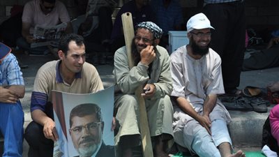 احد مؤيدي مرسي يطلق رصاص حي في مسيرة بسوهاج