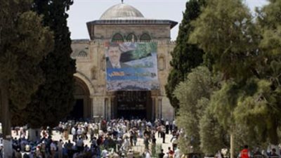 جدل بعد رفع حركة إسلامية فلسطينية صورة لمرسى على المسجد الأقصى