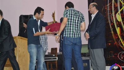 جوائز ودروع في مهرجان المسرح بعين شمس