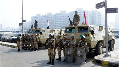 الجيش والشرطة تكثف تواجدها أمام ابواب جامعة عين شمس لحماية الطلاب في ثاني يوم تنسيق