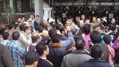 العاملون  بتعليم القليوبية .حاصروا مكتب سليمان وطالبوه بالرحيل لتعينه قيادات اخوانية 