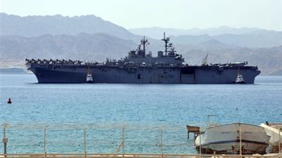 خبير عسكري: بارجتان أمريكيتان اقتربتا من سواحل مصر وسلاح الجو هدد بضربهما 