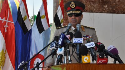 أهالي رابعة يعلقون صور السيسي في البلكونات