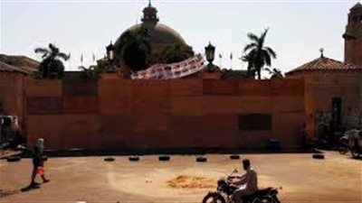 معتصموا النهضة يغلقون البوابة الرئيسية لجامعة القاهرة بتحصينات خشبية