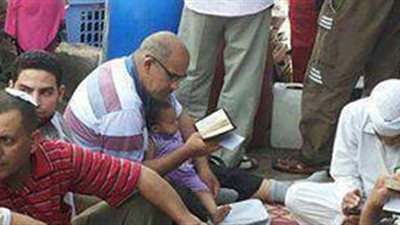 نشطاء يتداولون صورة شبيه البرادعى معتصما في رابعة