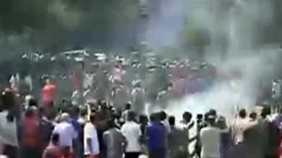 اختناقات بين انصار مرسي امام السفارة الامريكية