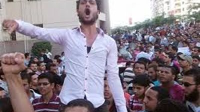 بالصور : وقفة طلاب جامعة المنصورة لتأييد الجيش والسيسي 