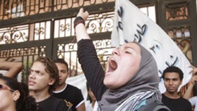 وقفة احجاجية لاولياء امور طالبات 