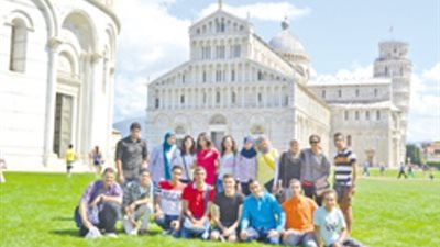 برج بيزا المائل يخطف أبصار أوائل الثانوية العامة