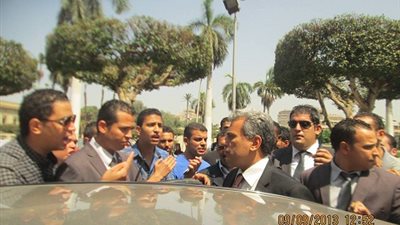 بالفيديو :  خروج رئيس جامعة القاهرة وسط حراسة مشددة 