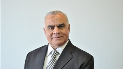 رئيس الجامعة الألمانية مع 28 عالم وطبيب دولي يهدون احدث أبحاثهم