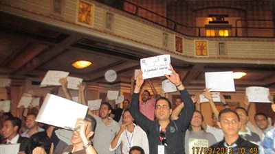 بالفيديو والصور :  اشتباكات بالايدي بين الطلاب في مؤتمر 