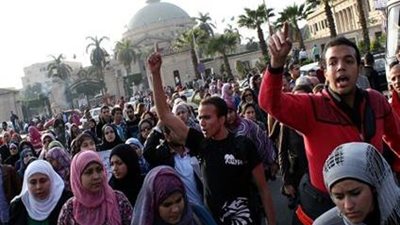 وقفه  لطلاب تجارة القاهرة احتجاجا علي زيادة المصروفات