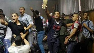 رفع الاحذية داخل قاعات المحاضرات اسلوب تعبير جديد لطلاب الجامعات