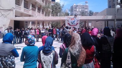 اصابات في اشتباكات طلاب اداب الاسكندرية بسبب مسيرة اخوانية 