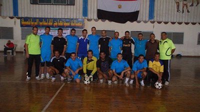 بعد فوز سوهاج بدوري المصالح.. رئيس الجامعة يهدي كأس البطولة لروح الشهيد اللواء فراج 