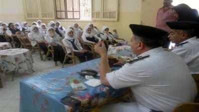 ضباط يلقون دروس لطلاب الجيزة عن دور الشرطة