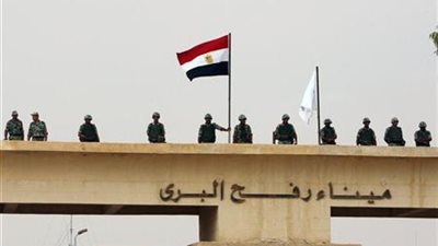 الطلاب الفلسطنيين يقتحمون معبر رفح 