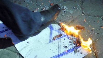 طلاب «الإخوان» يحرقون علم إسرائيل في مظاهرتهم بجامعة القاهرة