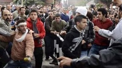 بالفيديو .. حرب الشوارع داخل حرم  جامعة الزقازيق 