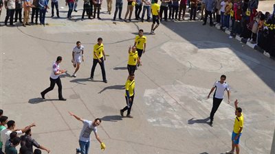 بالصور..طلاب الاخوان بالمنصورة يقيمون مباراة كرة قدم  بتشيرتات 