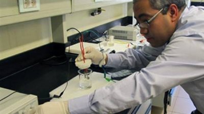 استاذ بالامريكية يحصل علي جائزة الدولة لابتكاره 