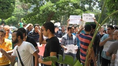 بعد احتجاز سيده بالوزارة  ..اشتباكات بالايدي بين طلاب الدبلومات وامن التعليم العالي