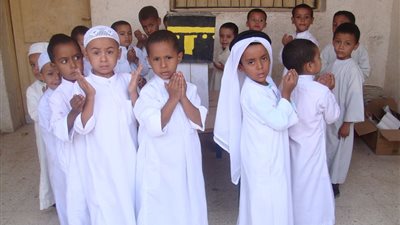 بالصور..تلاميذ حضانة مدرسة الغنيمية الابتدائية يؤدون مناسك الحج 