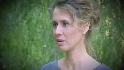 زوجة الأسد تظهر علي التلفزيون السوري لتزرع اشجار الزيتون داخل مدرسة