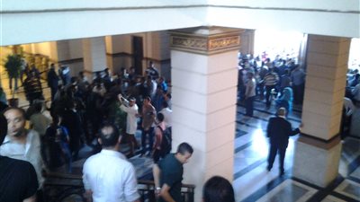 طلاب الاخوان يقتحمون قبة جامعة القاهرة