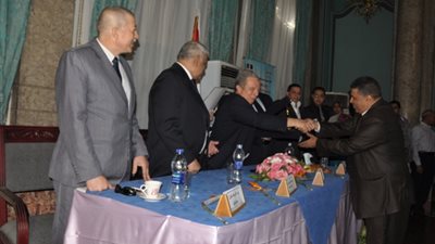 توزيع دروع التميز علي الفائزين بمسابقة شئون البيئة بعين شمس