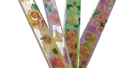 الإخوان يوزعون شعار رابعة علي مساطر للتلاميذ