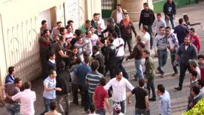 جامعة المنصورة تتحول لساحة قتال..طلاب الإخوان اشتبكوا مع المستقلين بالمولوتوف والسلاح الابيض 