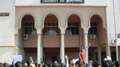 النيابة تعاين مبني جامعة الزقازيق بعد اشعال النيران به اثناء مظاهرة للاخوان