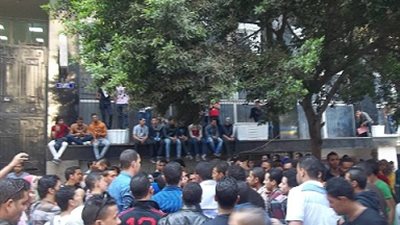 الشرطة تطارد طلاب التحويلات في الشوارع الجانبية وتعتقل 2 منهم 